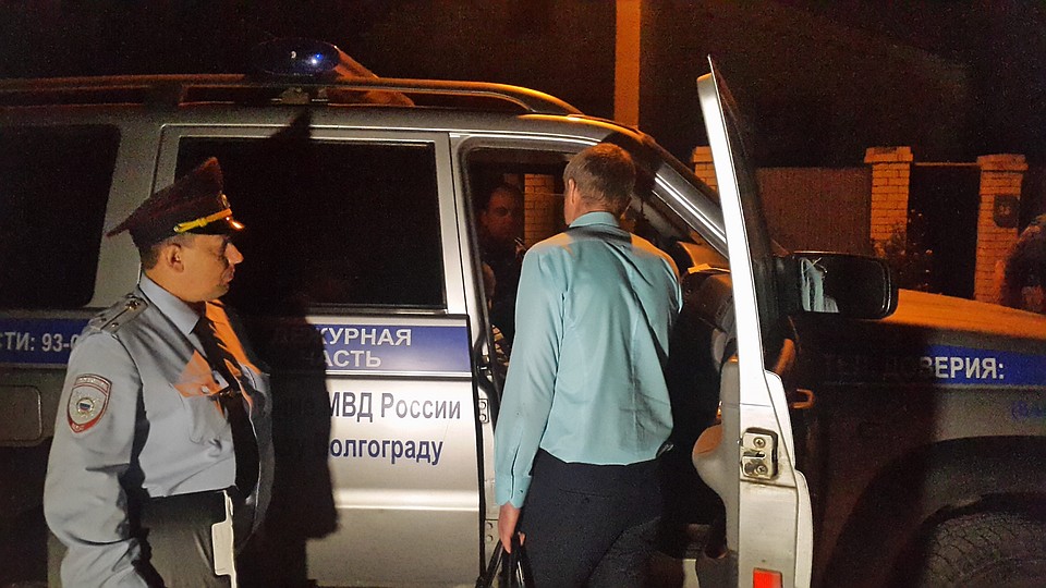 Пьяный уголовник избил заложников и угрожал зарезать их, если кто-либо войдет в дом. Благо все закончилось благополучно.