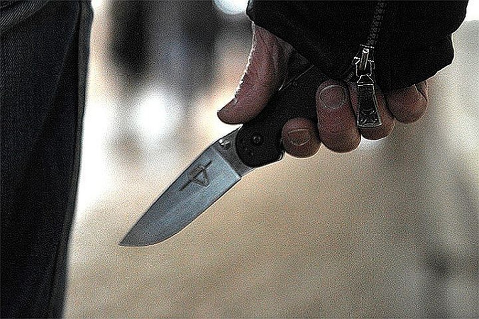 Мужчина смог запереть вооруженного парня в комнате.