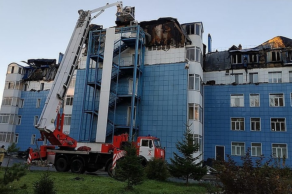 Демонтаж сгоревшей мансарды начали в доме по адресу Вавилова, 10 в Академгородке Томска.
