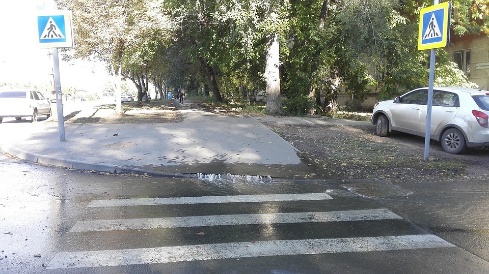 Потоки воды текут в сторону улицы Победы