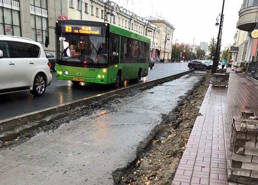У перекрестка Республики-Первомайская в Тюмени уменьшили парковочный карман. Фото Глеба Тихонцева vk.com