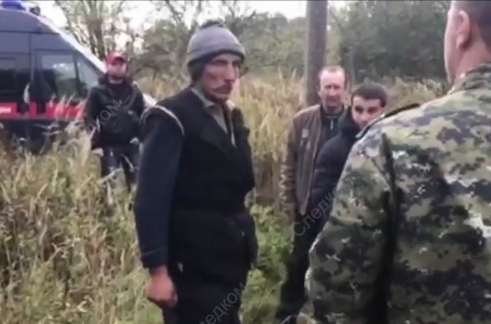 Задержанному (в центре) грозит пожизненное заключение.