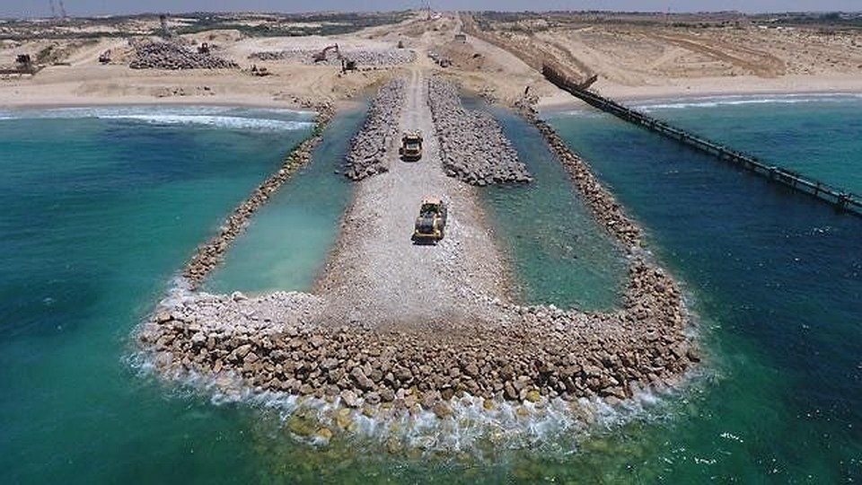 Подземная стена уходит в море, где превращается в умный волнорез. Фото: пресс-служба минобороны Израиля.