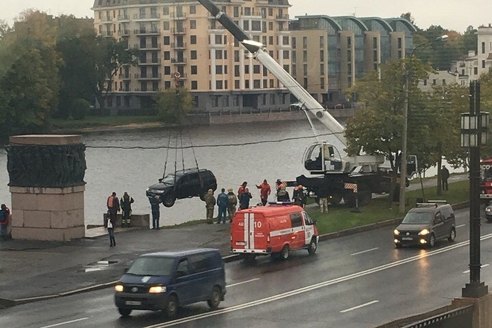 В Петербурге джип улетел в Малую Невку с Песочной набережной. Фото: vk.com/spb_today