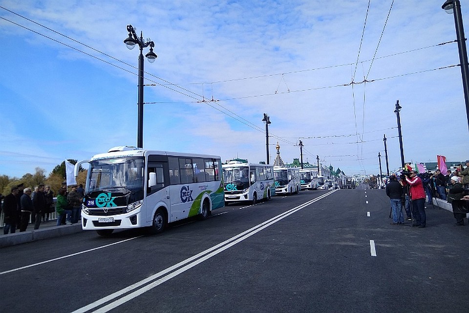 По мосту первым делом запустили новые пазики, которые на днях пришли в Омск.