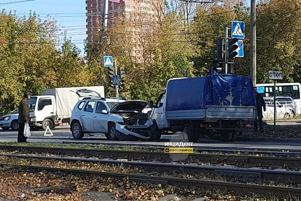 Похоже, что водители иномарок перепутали движение и устроили аварии. Фото: "Инцидент. Новосибирск".