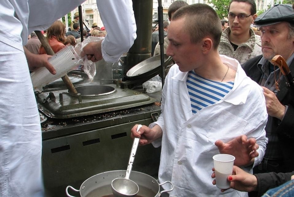 Гостей бесплатно накормят вкуснейшей солдатской кашей. Фото: ГОПАЛО Ольга.