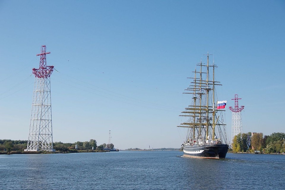 Одним из первых между опорами под ЛЭП прошёл барк «Крузенштерн»