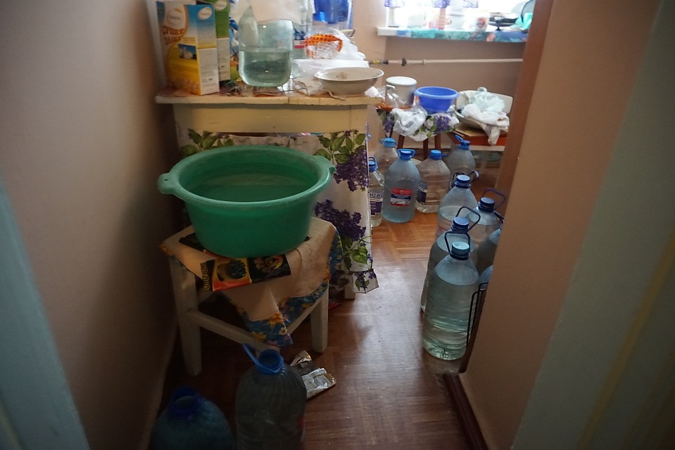 Жители Докучаевска вынуждены заполнять все ёмкости водой, потому что в кранах её нет