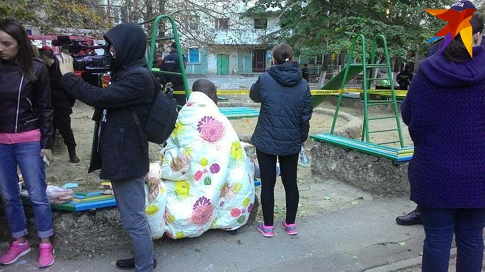 Люди до сих пор сидят на улицах.