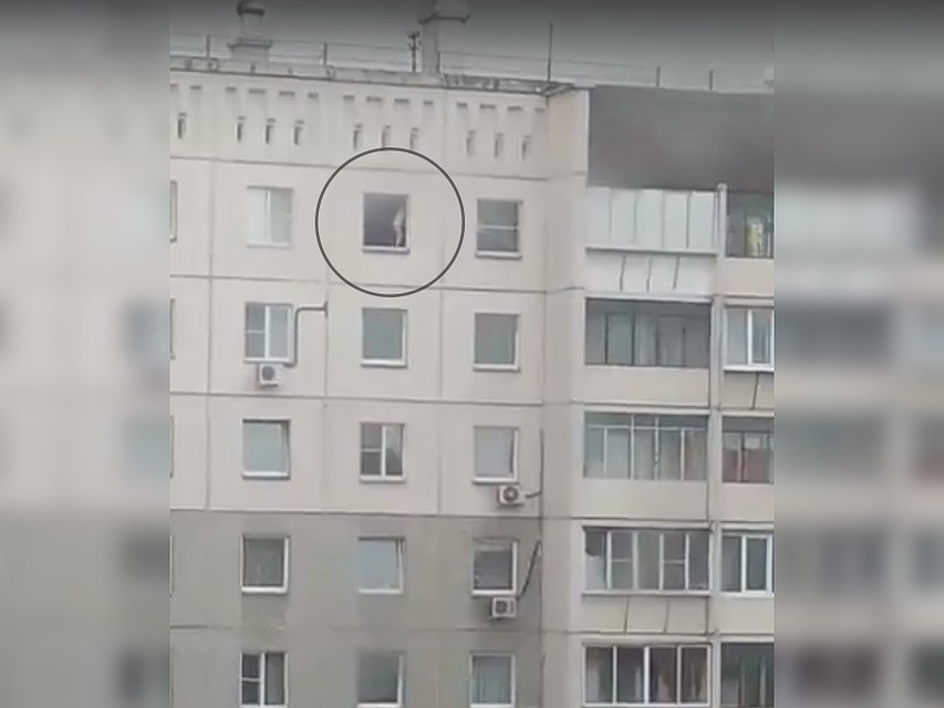 Ребенок был на подоконнике окна на 10 этаже. Фото: кадр с видео / «Подслушано ЧМЗ».