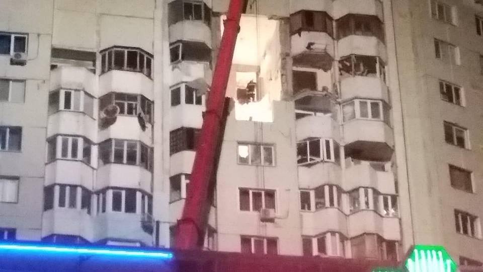 Хорошо видно, как на месте взрыва работают спасатели.
