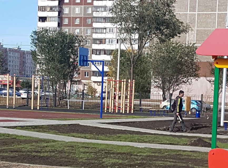 Пьяный мужчина с топором приставал к школьницам. Фото: vk.com/magnitkacity