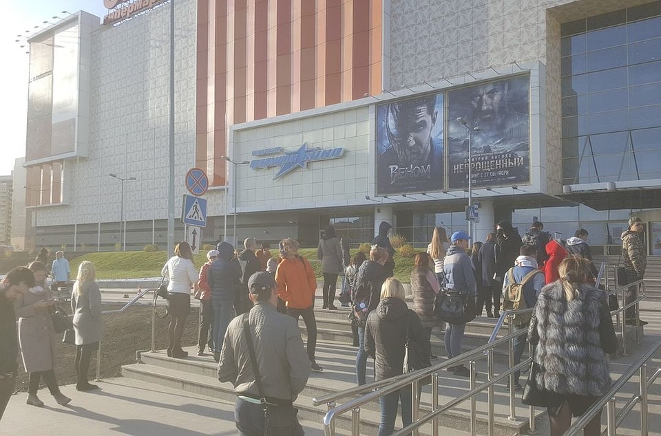Новосибирцы столпились перед закрытыми дверями "Ауры". Фото: Игорь Поляков.