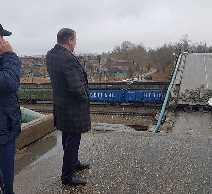 Власти срочно делают объездные пути после обрушения виадука в Свободном.