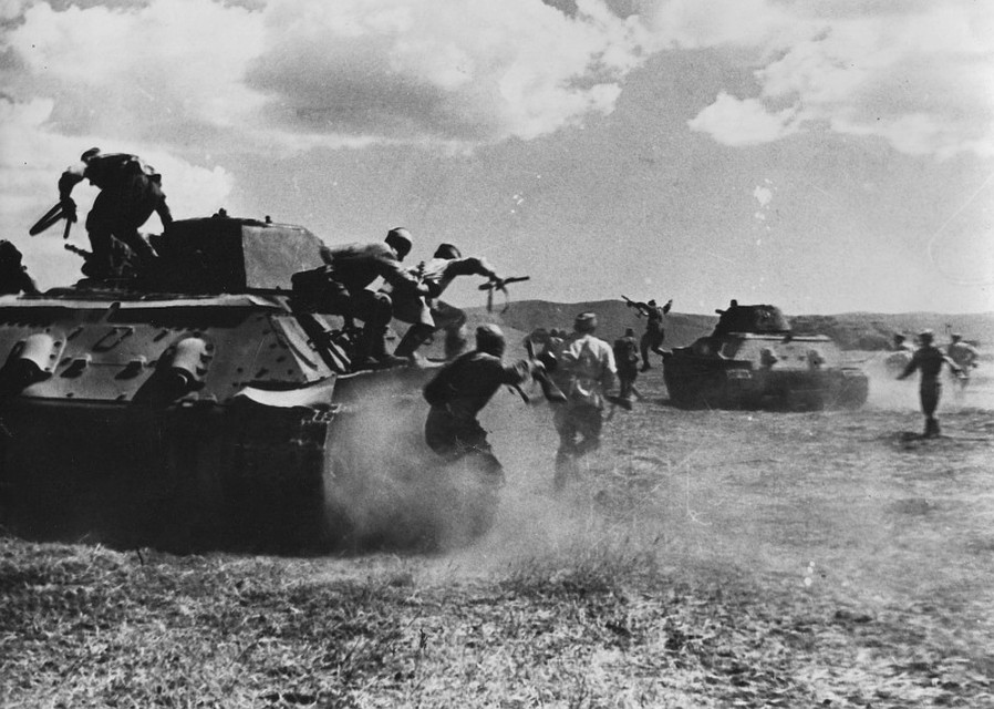 2-я гвардейская стрелковая дивизия идет на штурм немецких укреплений «Голубая линия» на Таманском полуострове. Фото: waralbum.ru