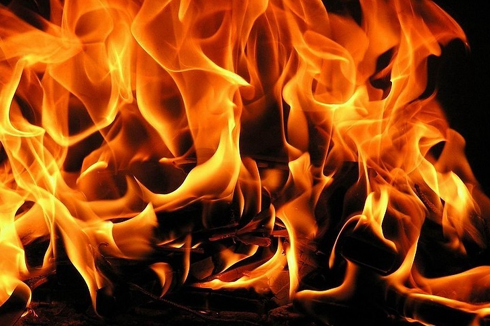 Пожар начался поздно ночью
