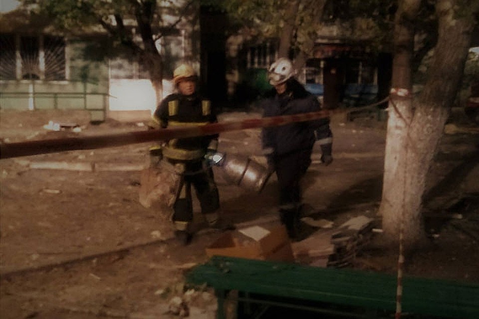 Пожарные обнаружили на 16-м этаже газовый баллон. Он был открыт.