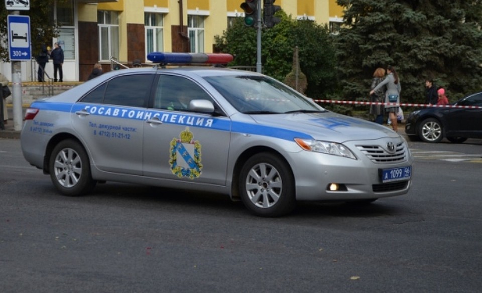 Мужчина попытался оставить в салоне служебного автомобиля 500 рублей