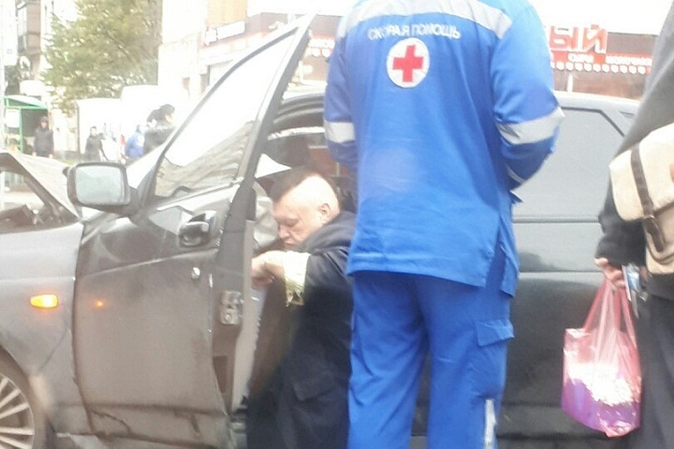 В Петербурге Стас Барецкий на «Приоре» влетел в трактор и сломал ногу. Фото: vk.com/spb_today