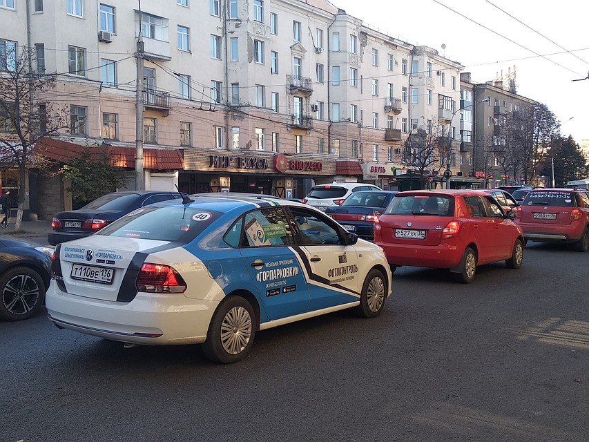 Автомобиль контроля за платными парковками на улице Воронежа