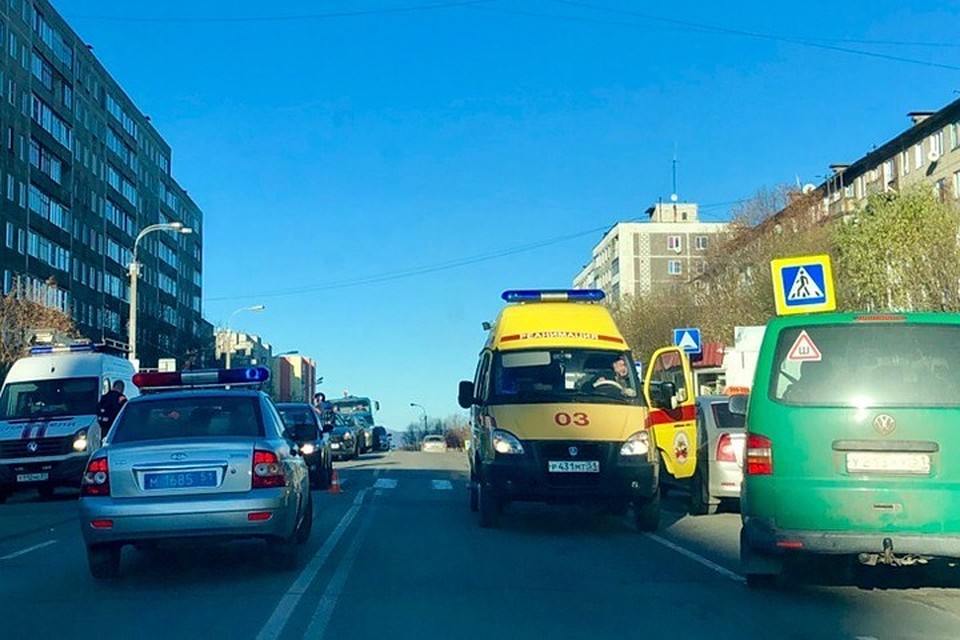 В Мурманске на улице Ломоносова сбили женщину. Впрочем, без тяжелых последствий для здоровья. Фото: Роман Глек