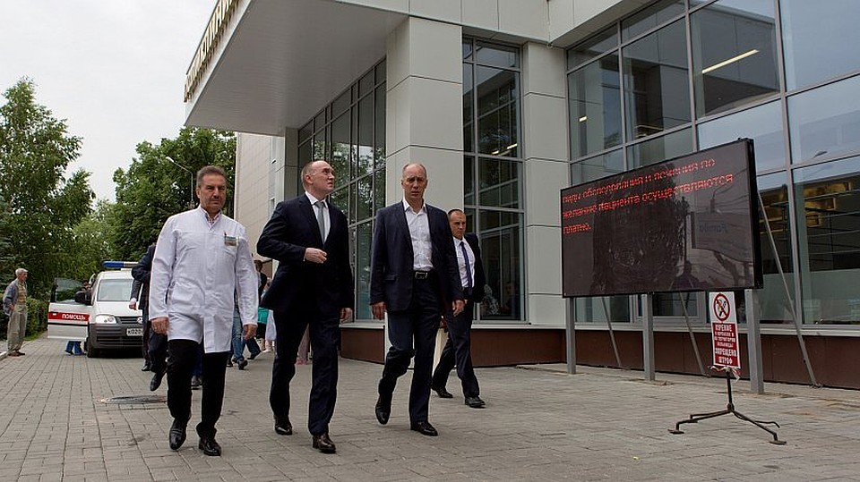 Губернатор Борис Дубровский, главврач ЧОКБ Дмитрий Альтман и министр здравоохранения Сергей Приколотин у фасада перестроенного здания поликлиники. Фото: gubernator74.ru