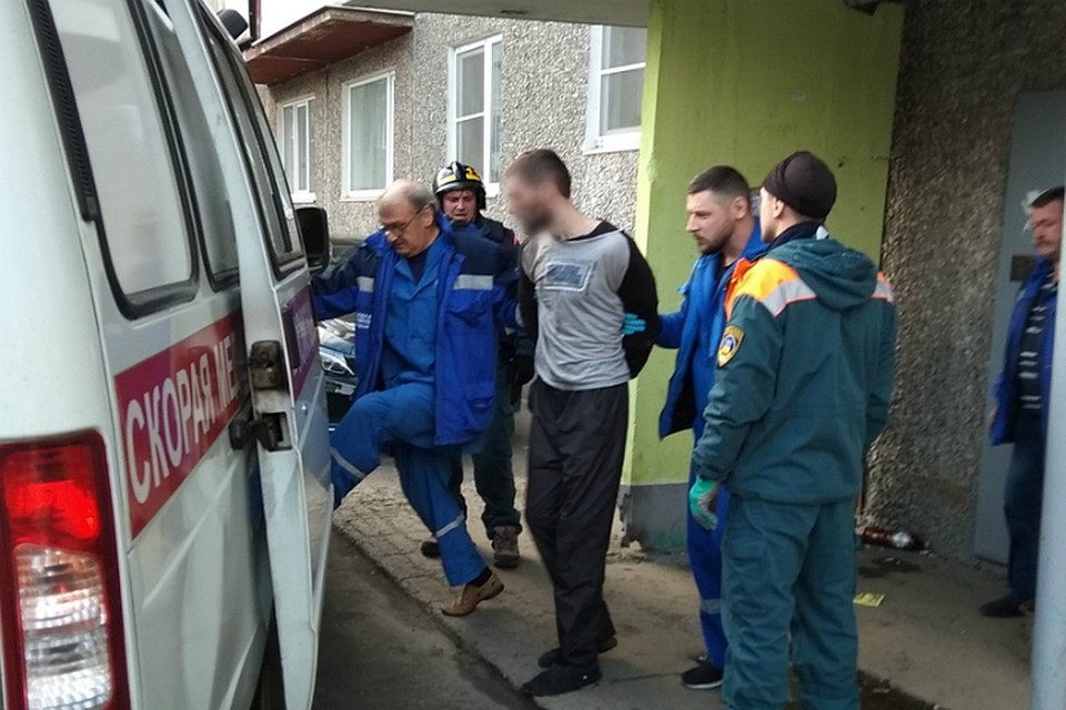 В итоге возмутителя спокойствия увезли на «Скорой». Фото: аварийно-спасательный отряд Мурманска.