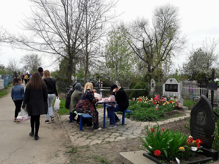 В молдавском селе не могут похоронить мужчину - нет денег