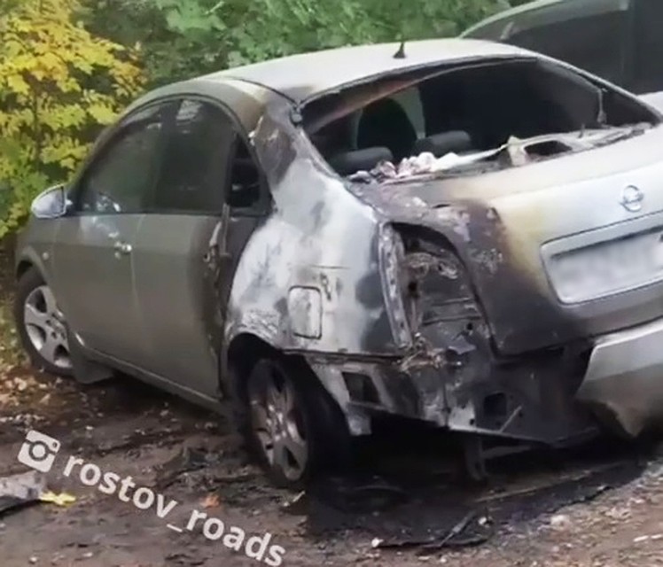 Сгоревший Nissan. Стоп-кадр из видео паблика @rostov_roads в Instagram.