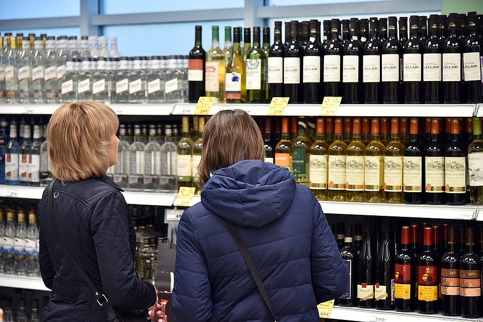 В Иркутской области полицейские пресекают продажу алкоголя несовершеннолетним.