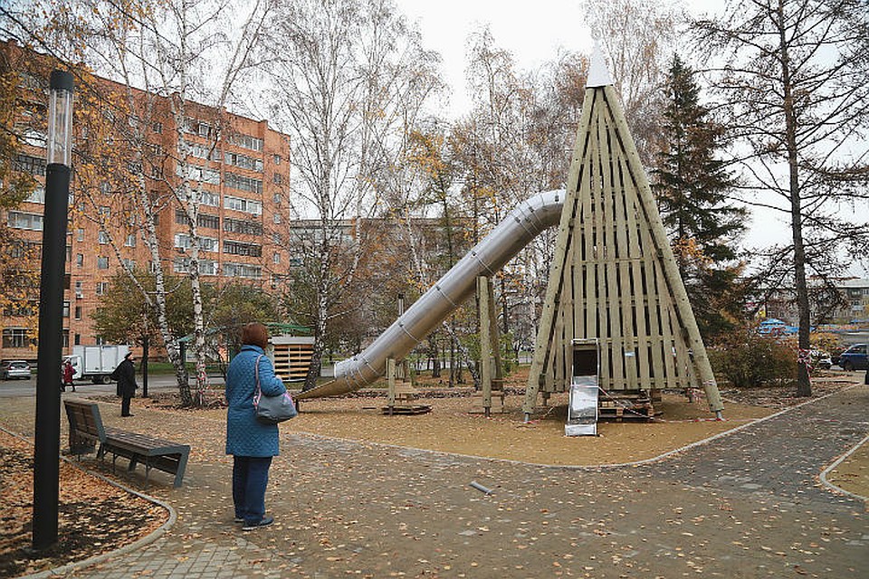 Новая горка в сквере на Железнодорожников однозначно приковывает к себе внимание прохожих.