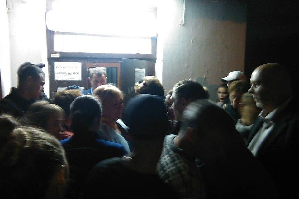 Возле приемного покоя керченской горбольницы столпились родные студентов