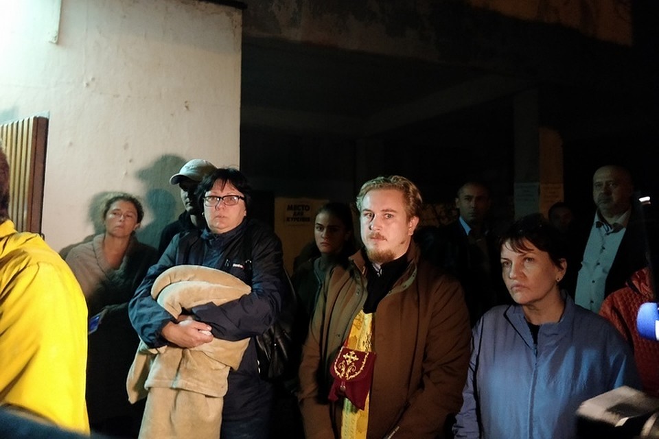 Около 50 человек собрались у морга.