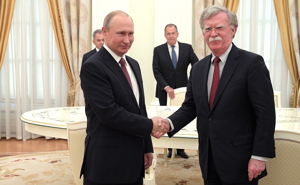 Президент РФ Владимир Путин и советник президента США по национальной безопасности Джон Болтон