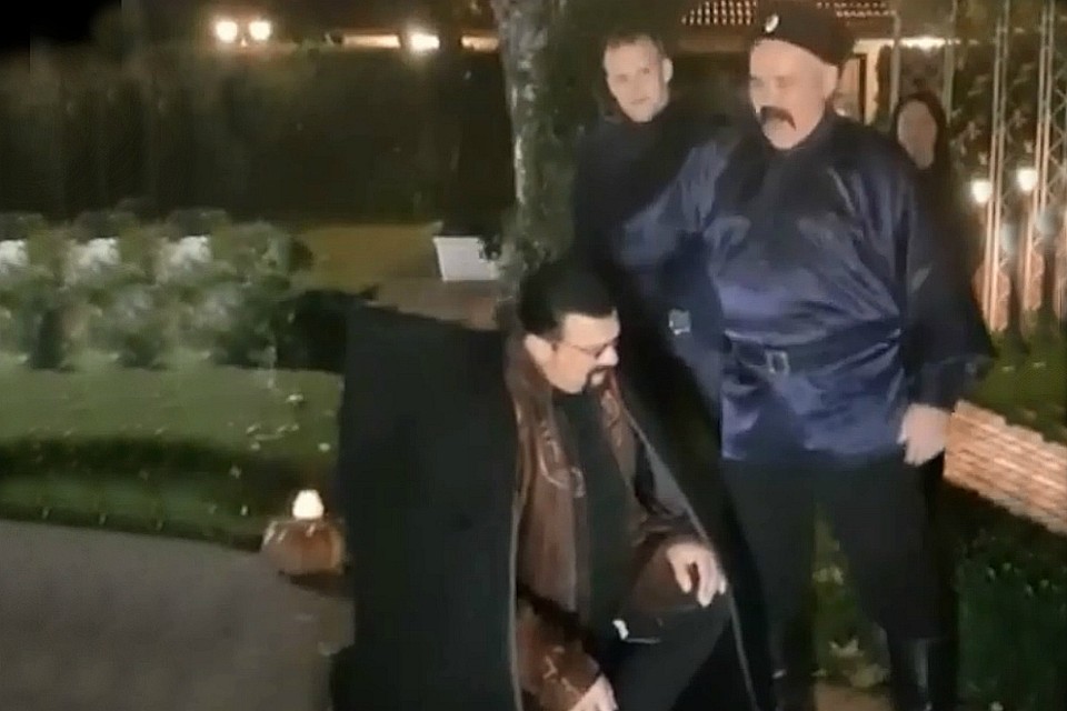 Стивена Сигала бьют плеткой.