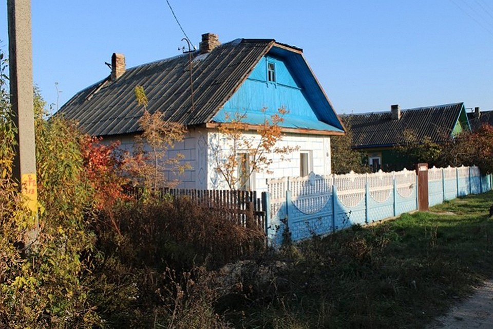В кустах около этого дома нашли новорожденного младенца. Фото: Следственный комитет.