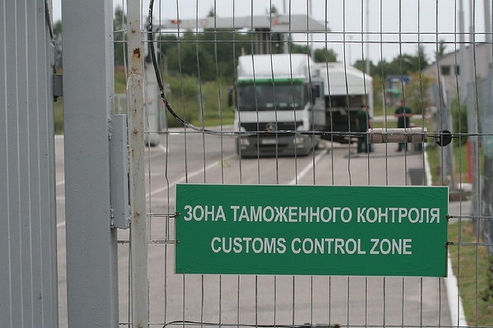 Псковские таможенники нашли среди коробок с черносливом контрабанду.