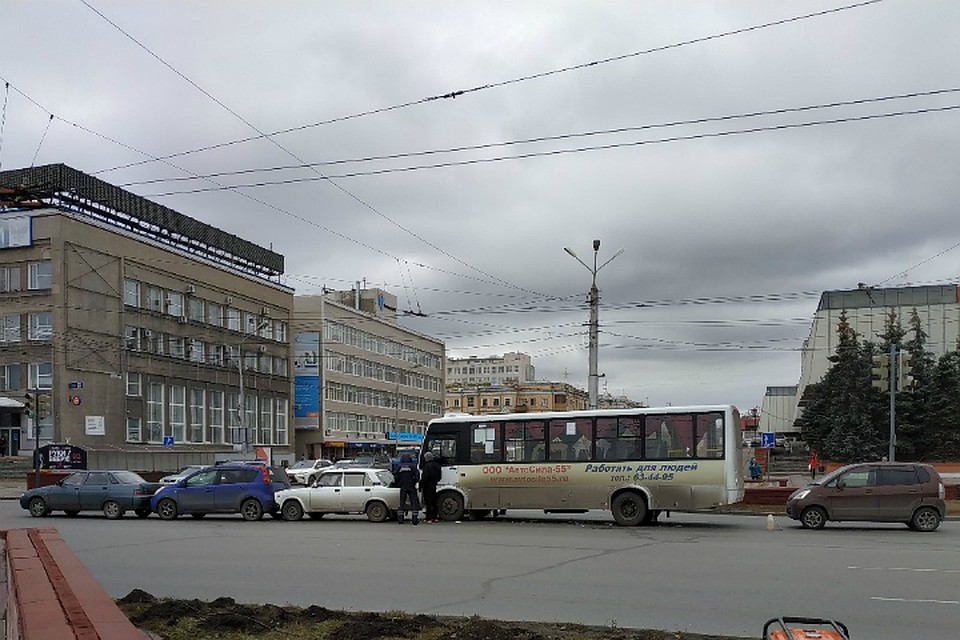 В центре Омска произошла авария с участием пяти машин