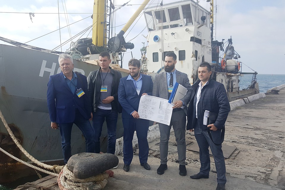 Пакет документов для продажи рыболовецкого сейнере уже готов. Фото:пресс-служб Уполномоченного Верховной Рады Украины по правам человека.