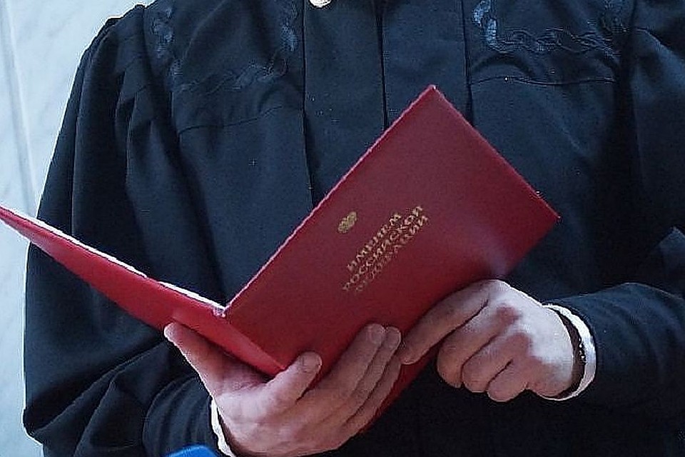 Чиновник получил 10 лет строгого режима в колонии за взятки и хранение оружия.