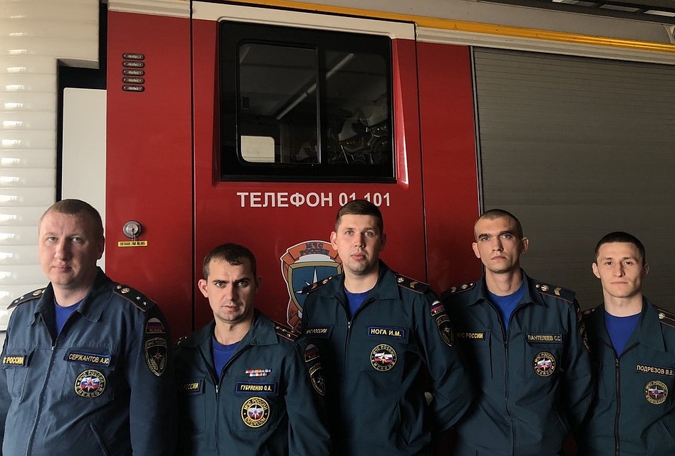 Пока одни спасатели искали пострадавших в дыму, другие тушили дом снаружи.