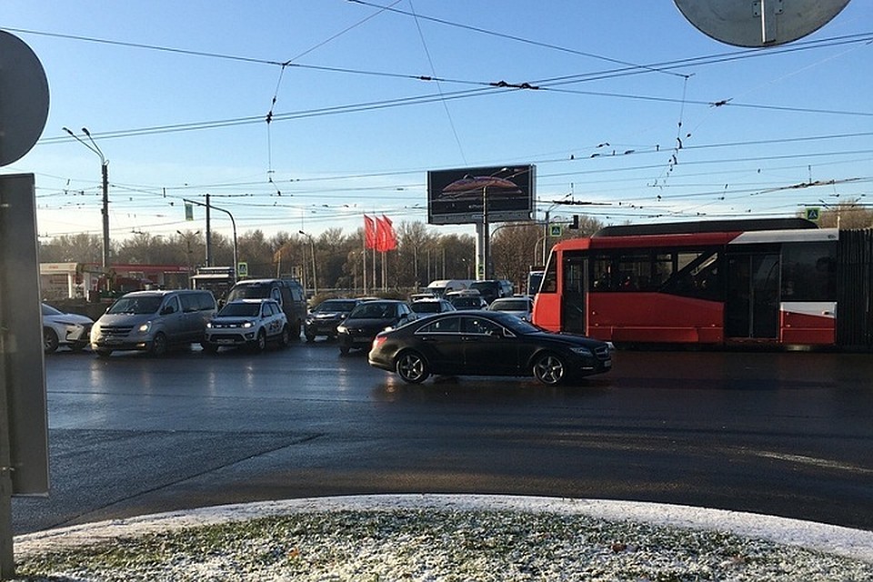Сломавшиеся светофоры стали причиной транспортного коллапса в Купчино. Фото: vk.com/spb_today