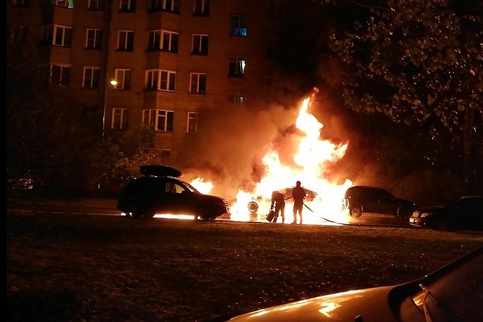 Ночью на Кондратьевском проспекте в Петербурге полыхали два автомобиля. Фото: vk.com/spb_today