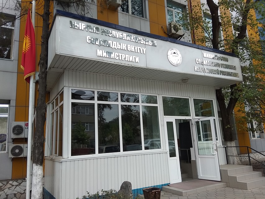 Скандалы в Минтруда и соцразвития начались в сентябре... Открыла сезон экс-замминистра Зууракан Каденова.