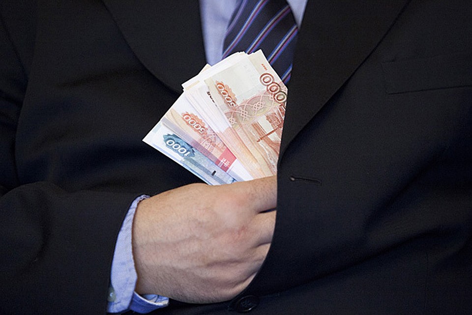 240 тысяч руководитель фирмы отдал работягам, а больше миллиона забрал себе.