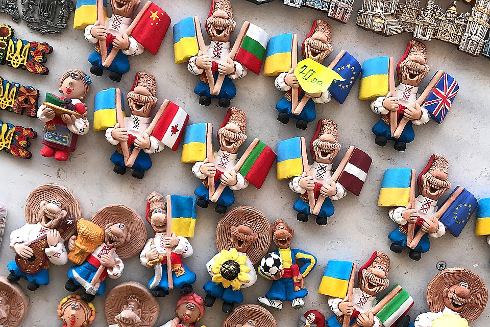 Сувенирные магнитики на прилавке в Киеве. ФОТО Арина СУВОРОВА