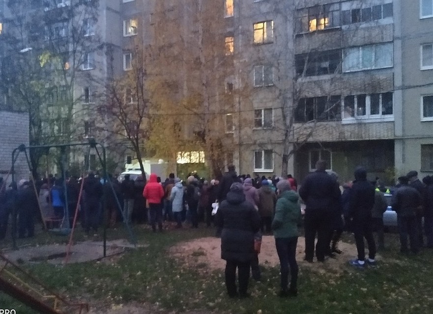 Во дворе собралась огромная толпа железногорцев