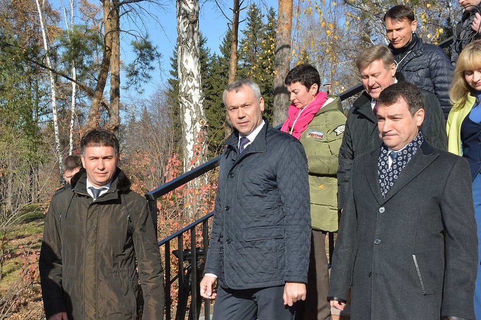 Глава региона Андрей Травников оценил качество работ на Михайловской набережной.
