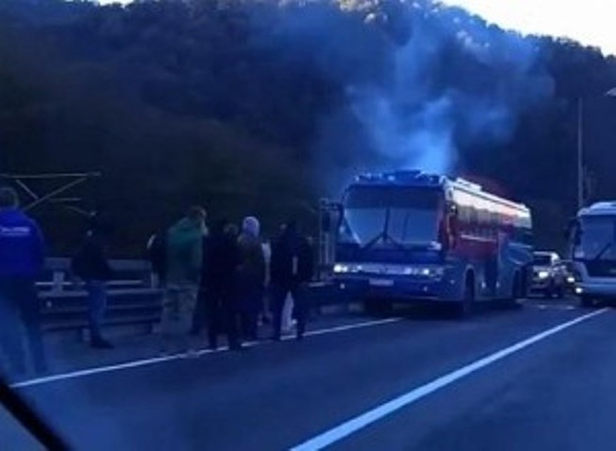 Автобус с людьми загорелся на ходу
